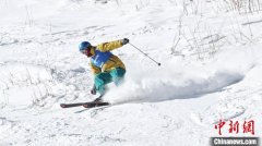 全国70多名滑雪爱好者亚布力挑战“亚洲最陡”野